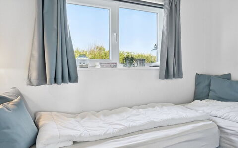 Thyra - 700M from the Sea: Interieur Ontwerp, Bed, Slaapkamer, Laken, Bedding, Linens, Verdieping, Meubilair, Plafond, Kamer
