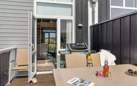 Thyra - 700M from the Sea: Hout, Deur, Hardwood, Beits, Plank, Aluminium, Schaduw, Ontwerp, Dek, Balkon