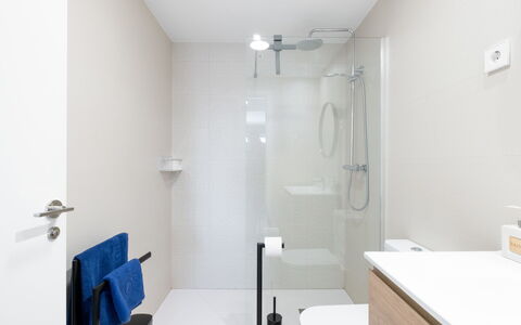 Sunrise Tower: Badkamer, Interieur Ontwerp, Muur, Flooring, Loodgieterswerkinrichting, Verdieping, Wastafel In De Badkamer, Badkamerkast, Wastafel, Kraan