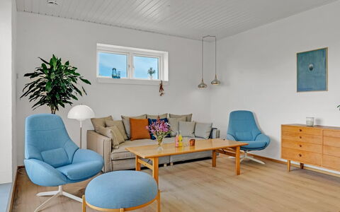 Yakari - 1Km from the Sea: Meubilair, Interieur Ontwerp, Flooring, Verdieping, Houten Vloer, Bankstel, Hout, Woonkamer, Tafel, Stoel
