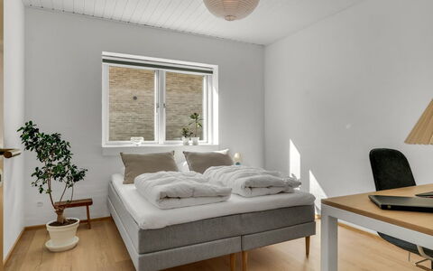 Yakari - 1Km from the Sea: Hout, Interieur Ontwerp, Plafond, Flooring, Verdieping, Slaapkamer, Bed, Kamer, Meubilair, Appartement