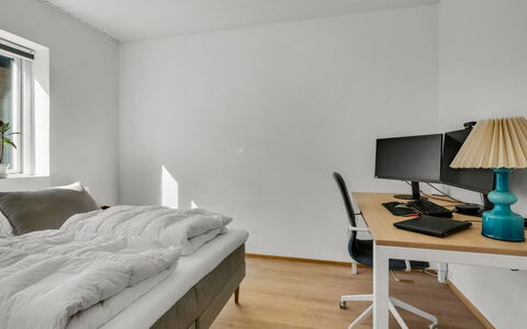 Yakari - 1Km from the Sea: Interieur Ontwerp, Hout, Slaapkamer, Flooring, Verdieping, Plafond, Bed, Meubilair, Kamer, Bed Frame