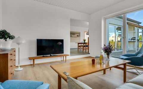 Yakari - 1Km from the Sea: Flooring, Interieur Ontwerp, Verdieping, Hout, Meubilair, Houten Vloer, Plafond, Huis, Verlichting, Woonkamer