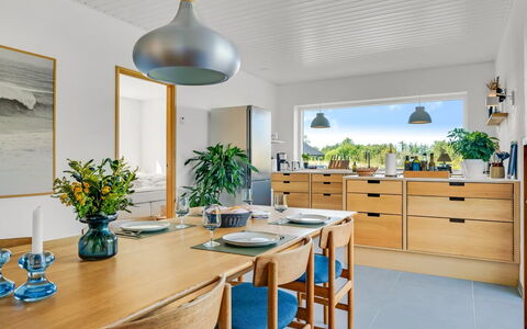 Yakari - 1Km from the Sea: Meubilair, Interieur Ontwerp, Hout, Keuken, Countertop, Plafond, Flooring, Cabinetry, Lichte Inrichting, Tafel