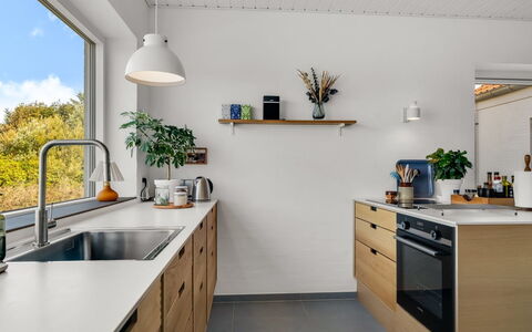 Yakari - 1Km from the Sea: Countertop, Keuken, Hout, Meubilair, Cabinetry, Flooring, Loodgieterswerkinrichting, Wastafel, Kraan, Toestel Van De Keuken