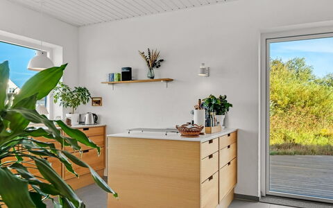 Yakari - 1Km from the Sea: Hout, Flooring, Meubilair, Verdieping, Houten Vloer, Cabinetry, Countertop, Bloempot, Beits, Keuken