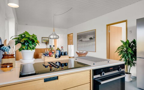 Yakari - 1Km from the Sea: Keuken, Countertop, Interieur Ontwerp, Meubilair, Toestel Van De Keuken, Hout, Plafond, Huishoudapparatuur, Cabinetry, Flooring