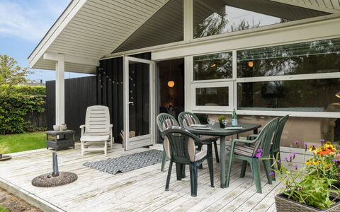 Akseline - 300M from the Sea: Hout, Huis, Veranda, Dek, Hardwood, Dak, Beits, Houten Vloer, Eco Hotel