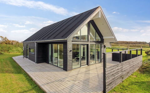 Othinkarl - 100M from the Sea: Dak, Huis, Deur, Verblijf, Schaduw, Siding, Werf, Landgoed, Backyard