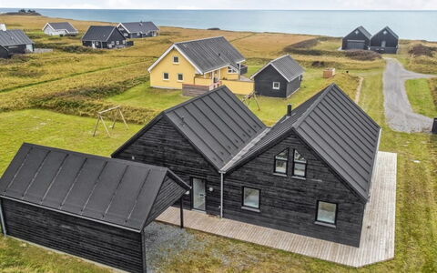 Othinkarl - 100M from the Sea: Dak, Huis, Deur, Verblijf, Schaduw, Siding, Werf, Landgoed, Backyard