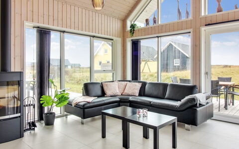Othinkarl - 100M from the Sea: Dak, Huis, Deur, Verblijf, Schaduw, Siding, Werf, Landgoed, Backyard