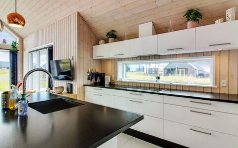 Othinkarl - 100M from the Sea: Dak, Huis, Deur, Verblijf, Schaduw, Siding, Werf, Landgoed, Backyard