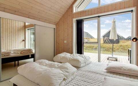 Othinkarl - 100M from the Sea: Dak, Huis, Deur, Verblijf, Schaduw, Siding, Werf, Landgoed, Backyard