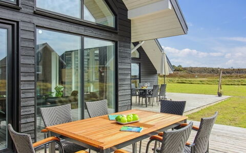Othinkarl - 100M from the Sea: Dak, Huis, Deur, Verblijf, Schaduw, Siding, Werf, Landgoed, Backyard