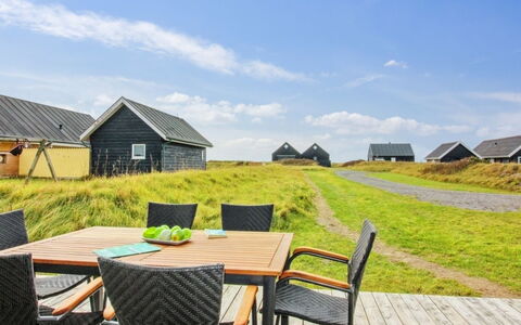 Othinkarl - 100M from the Sea: Dak, Huis, Deur, Verblijf, Schaduw, Siding, Werf, Landgoed, Backyard