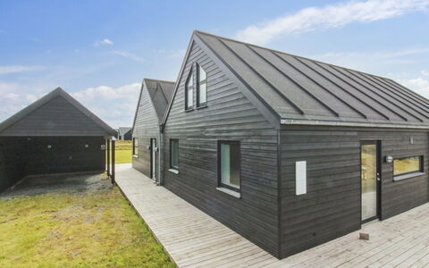 Othinkarl - 100M from the Sea: Dak, Huis, Deur, Verblijf, Schaduw, Siding, Werf, Landgoed, Backyard