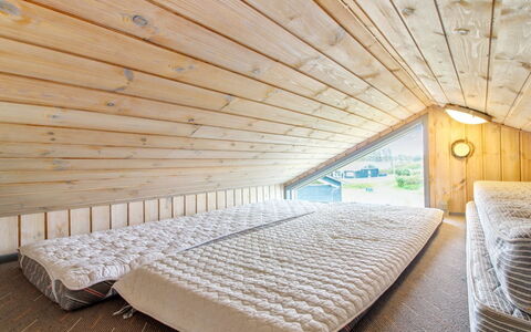 Dorit - 100M from the Sea: Plafond, Flooring, Interieur Ontwerp, Verdieping, Samengesteld Materiaal, Meubilair, Toevlucht, Hotel, Ontwerp, Daylighting