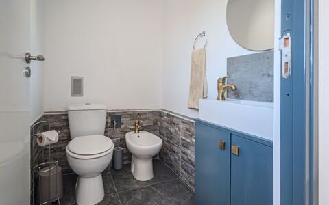 Douro View: Loodgieterswerkinrichting, Wastafel, Purper, Cabinetry, Badkamer, Interieur Ontwerp, Verdieping, Spiegel, Badkamerkast