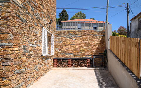 Douro View: Lucht, Eigendom, Weg Oppervlak, Hout, Gebouw, Trap, Steen, Venster, Flooring, Boom