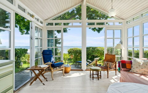 Snari - 10M from the Sea: Flooring, Muur, Verdieping, Interieur Ontwerp, Hout, Plafond, Houten Vloer, Verlichting, Meubilair, Laminaatvloer