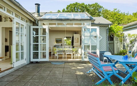 Snari - 10M from the Sea: Flooring, Muur, Verdieping, Interieur Ontwerp, Hout, Plafond, Houten Vloer, Verlichting, Meubilair, Laminaatvloer