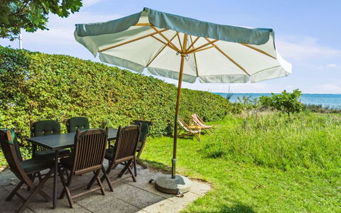 Snari - 10M from the Sea: Flooring, Muur, Verdieping, Interieur Ontwerp, Hout, Plafond, Houten Vloer, Verlichting, Meubilair, Laminaatvloer