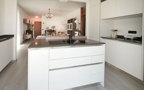 Marì: Cabinetry, Countertop, Gebouw, Eigendom, Toestel Van De Keuken, Hout, Fornuis, Keuken, Interieur Ontwerp, Huishoudapparatuur