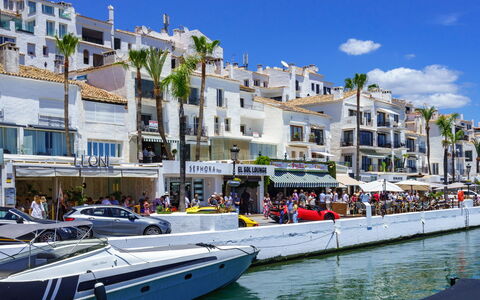 Puerto Banus First Line: Lucht, Gebouw, Meubilair, Dag, Eigendom, Stoel, Licht, Tafel, Natuur, Schaduw