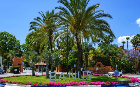 Puerto Banus First Line: Lucht, Gebouw, Meubilair, Dag, Eigendom, Stoel, Licht, Tafel, Natuur, Schaduw