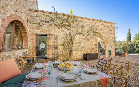 Lina - Podere Ribatti - Casole D'elsa, Toscana: Tafel, Lucht, Tableware, Eigendom, Meubilair, Dishware, Fabriek, Azure, Bord, Tafelkleed