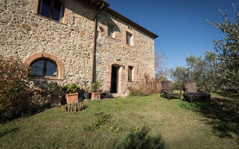 Lina - Podere Ribatti - Casole D'elsa, Toscana: Fabriek, Eigendom, Lucht, Venster, Gras, Natuurlijk Landschap, Gebouw, Verblijf, Landelijk Gebied, Landschap