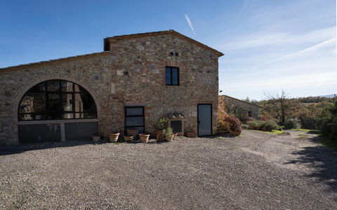 Lina - Podere Ribatti - Casole D'elsa, Toscana: Lucht, Eigendom, Fabriek, Venster, Gebouw, Wolk, Land Lot, Weg Oppervlak, Landschap, Facade