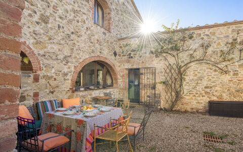 Alice - Podere Ribatti - Casole D'elsa, Toscana: Tafel, Eigendom, Lucht, Meubilair, Venster, Gebouw, Stoel, Interieur Ontwerp, Fabriek, Buitentafel