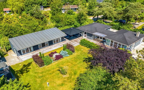 Rother - 50M from the Sea: Dak, Huis, Deur, Verblijf, Schaduw, Siding, Werf, Landgoed, Backyard