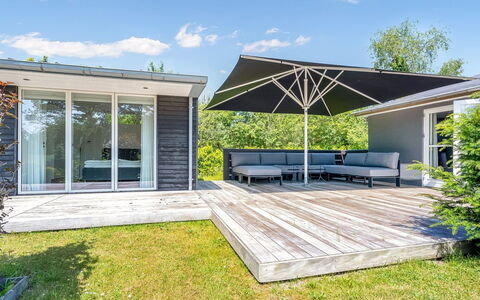 Rother - 50M from the Sea: Dak, Huis, Deur, Verblijf, Schaduw, Siding, Werf, Landgoed, Backyard