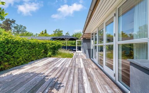 Rother - 50M from the Sea: Dak, Huis, Deur, Verblijf, Schaduw, Siding, Werf, Landgoed, Backyard