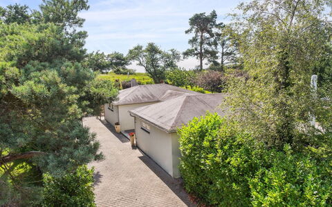 Rother - 50M from the Sea: Dak, Huis, Deur, Verblijf, Schaduw, Siding, Werf, Landgoed, Backyard