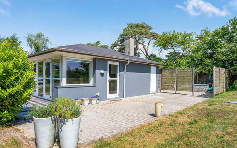 Rother - 50M from the Sea: Dak, Huis, Deur, Verblijf, Schaduw, Siding, Werf, Landgoed, Backyard