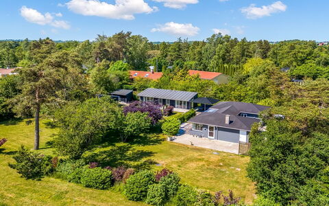 Rother - 50M from the Sea: Dak, Huis, Deur, Verblijf, Schaduw, Siding, Werf, Landgoed, Backyard