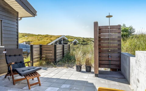 Gebko - 150M from the Sea: Dak, Huis, Deur, Verblijf, Schaduw, Siding, Werf, Landgoed, Backyard