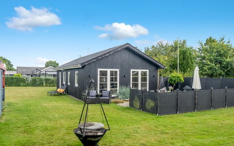 Neea - 280M from the Sea: Hout, Huis, Veranda, Dek, Hardwood, Dak, Beits, Houten Vloer, Eco Hotel