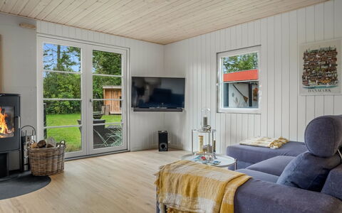 Neea - 280M from the Sea: Hout, Huis, Veranda, Dek, Hardwood, Dak, Beits, Houten Vloer, Eco Hotel