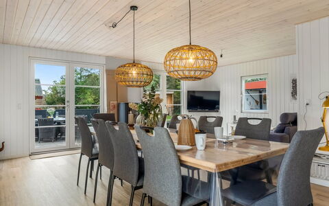 Neea - 280M from the Sea: Hout, Huis, Veranda, Dek, Hardwood, Dak, Beits, Houten Vloer, Eco Hotel