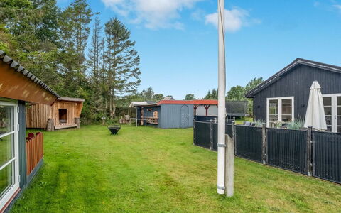 Neea - 280M from the Sea: Hout, Huis, Veranda, Dek, Hardwood, Dak, Beits, Houten Vloer, Eco Hotel