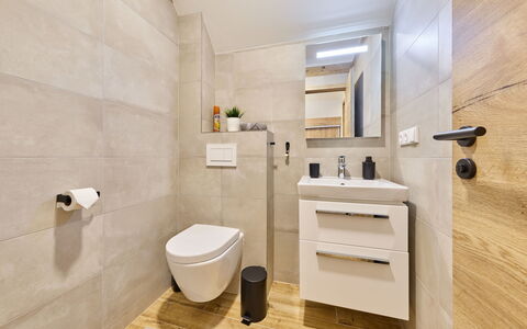 Muhu: Flooring, Verdieping, Loodgieterswerkinrichting, Interieur Ontwerp, Toilet, Badkamer, Loodgieter, Badkamerkast, Kraan, Wastafel