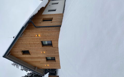 Muhu: Lucht, Gebouw, Hout, Venster, Huis, Boom, Straatlantaarn, Facade, Dak, Siding