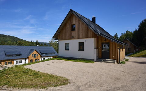 Muhu: Lucht, Fabriek, Gebouw, Venster, Wolk, Boom, Huis, Land Lot, Verblijf, Siding