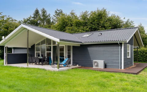 Gisl - 1.3Km from the Sea: Meubilair, Interieur Ontwerp, Flooring, Hout, Verdieping, Plafond, Houten Vloer, Stoel, Tafel, Verlichting