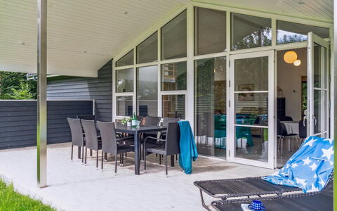 Gisl - 1.3Km from the Sea: Meubilair, Interieur Ontwerp, Flooring, Hout, Verdieping, Plafond, Houten Vloer, Stoel, Tafel, Verlichting