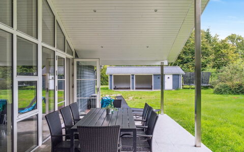 Gisl - 1.3Km from the Sea: Meubilair, Interieur Ontwerp, Flooring, Hout, Verdieping, Plafond, Houten Vloer, Stoel, Tafel, Verlichting